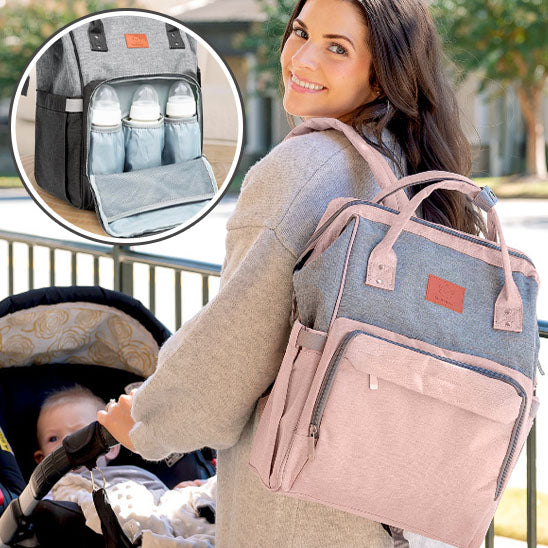 maman et bebe en promenade avec sac a dos a langer