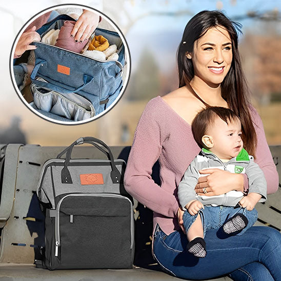 maman et bebe souriants sur un banc avec sac a dos a langer