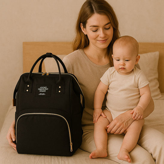Sac a langer Nomadbag sac noir maman bébé assis canapé