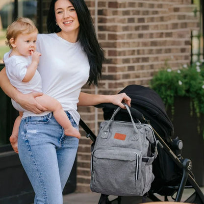 maman et bebe partant en balade en poussette avec sac a dos a langer