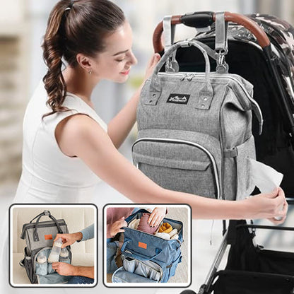 maman utilisant le sac a dos a langer accroche sur poussette